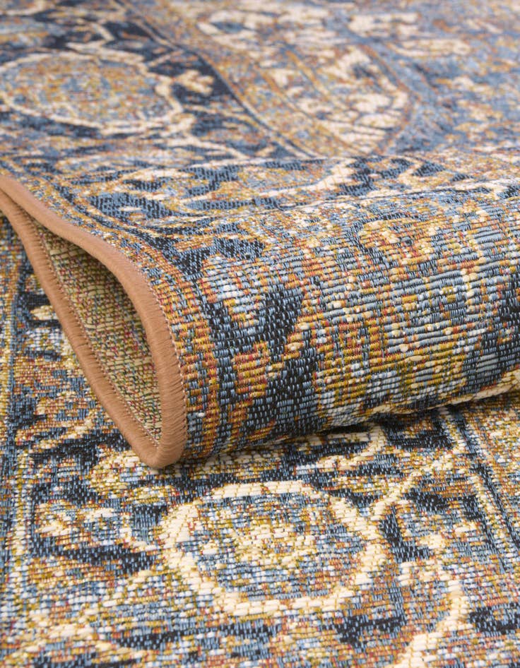 Detail image of 7' 10 x 7' 10  Washable Traditional Indoor / Outdoor Round Rug