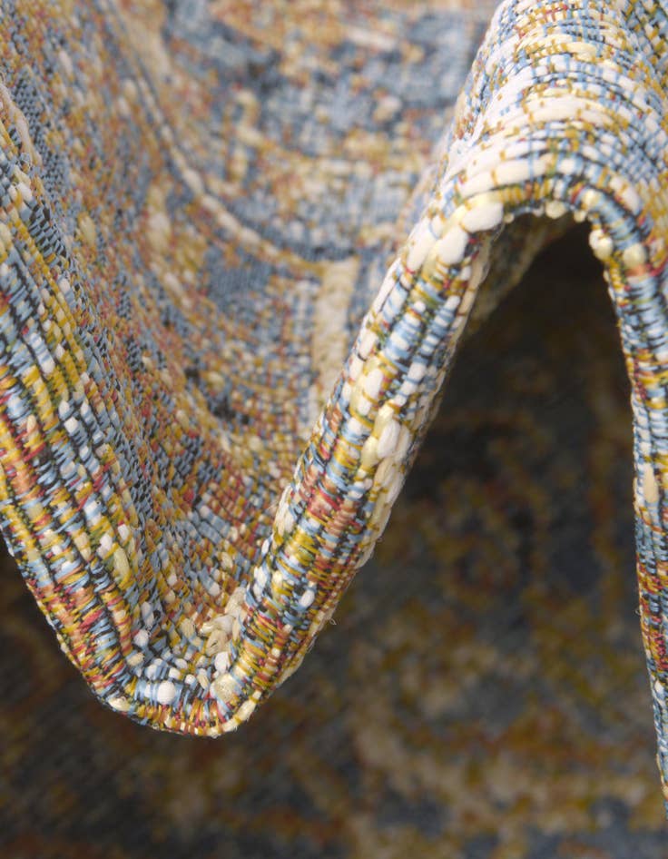 Detail image of 7' 10 x 7' 10  Washable Traditional Indoor / Outdoor Round Rug