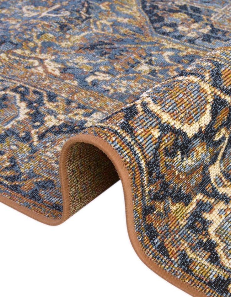 Detail image of 7' 10 x 7' 10  Washable Traditional Indoor / Outdoor Round Rug