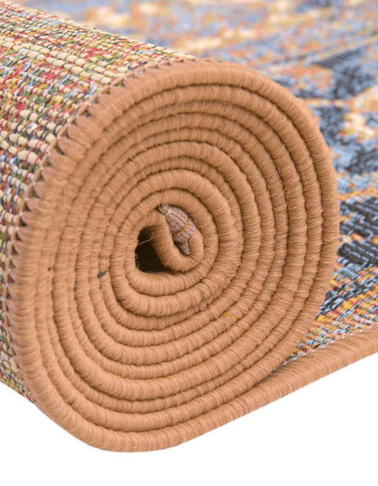 Detail image of 7' 10 x 7' 10  Washable Traditional Indoor / Outdoor Round Rug