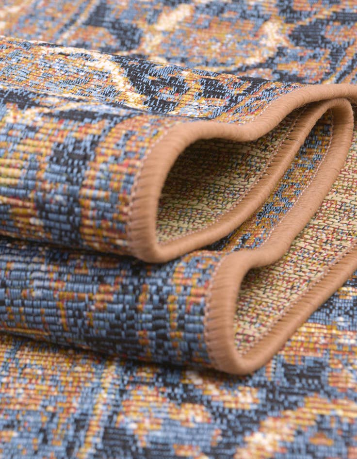 Detail image of 7' 10 x 7' 10  Washable Traditional Indoor / Outdoor Round Rug