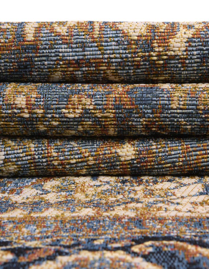 Detail image of 7' 10 x 7' 10  Washable Traditional Indoor / Outdoor Round Rug