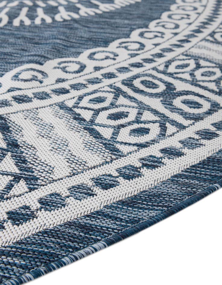Detail image of 7' 10 x 7' 10 Easy-Clean Traditional Indoor / Outdoor Round Rug