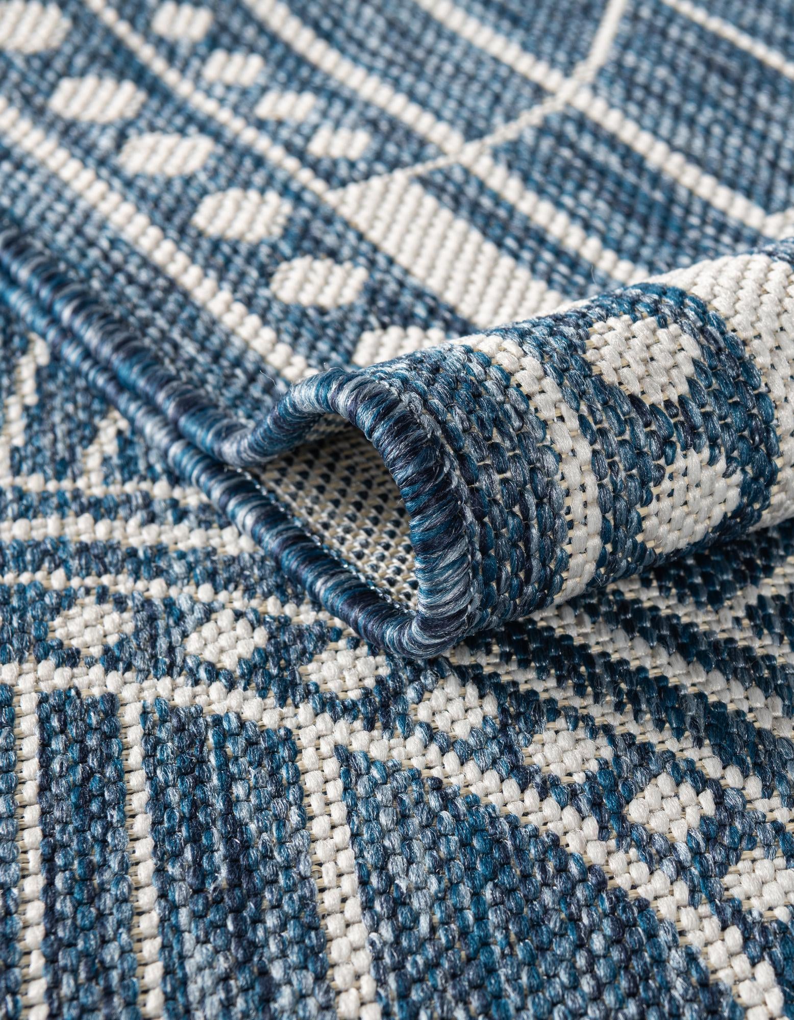7' 10 x 7' 10 Easy-Clean Traditional Indoor / Outdoor Round Rug