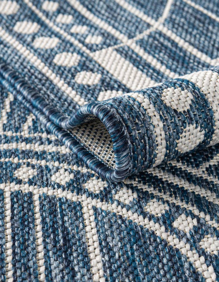 Detail image of 10' x 10' Easy-Clean Traditional Indoor / Outdoor Round Rug