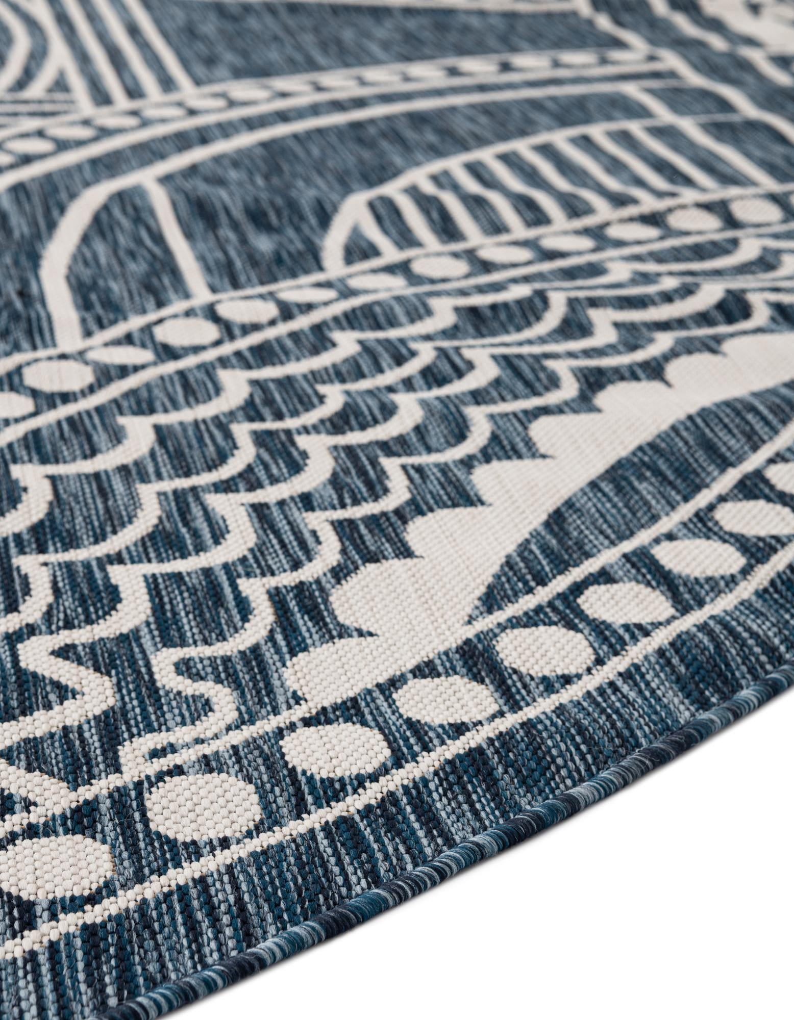 7' 10 x 7' 10 Easy-Clean Traditional Indoor / Outdoor Round Rug