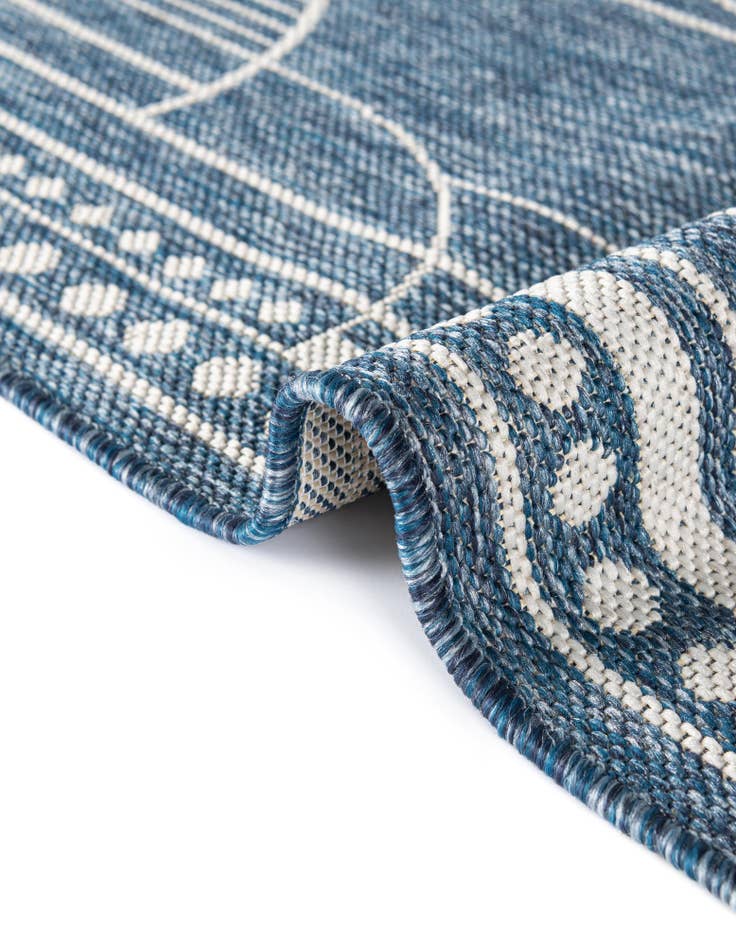 Detail image of 6' x 6' Easy-Clean Traditional Indoor / Outdoor Round Rug