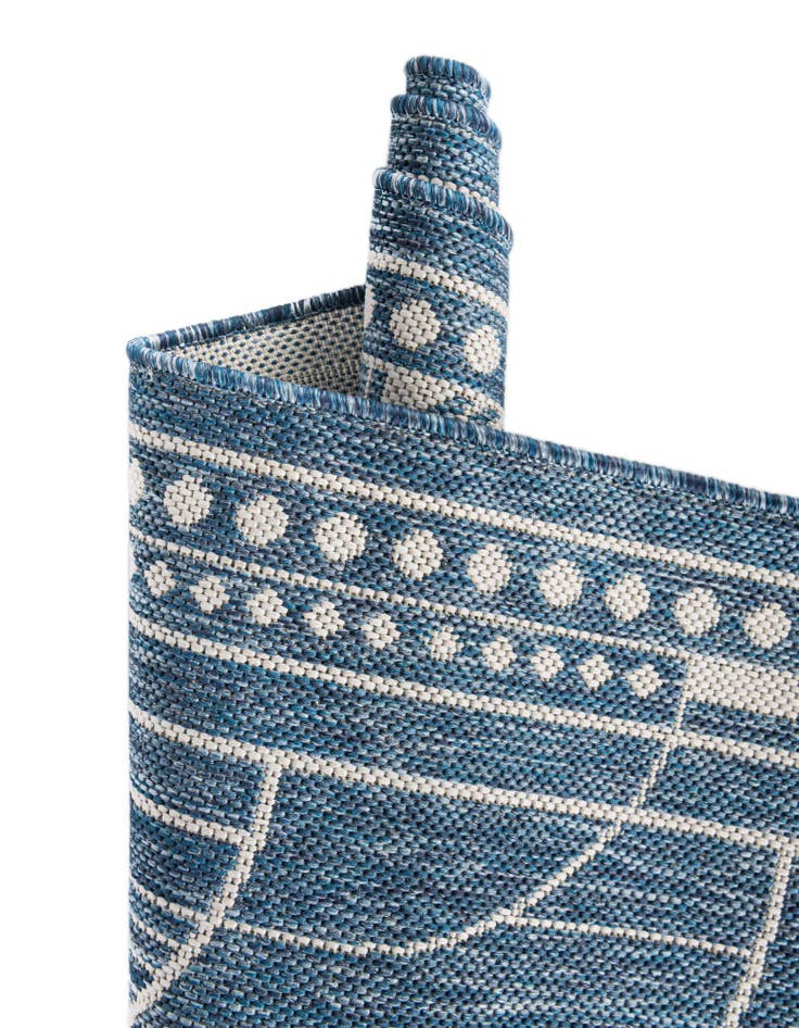 Detail image of 10' x 10' Easy-Clean Traditional Indoor / Outdoor Round Rug