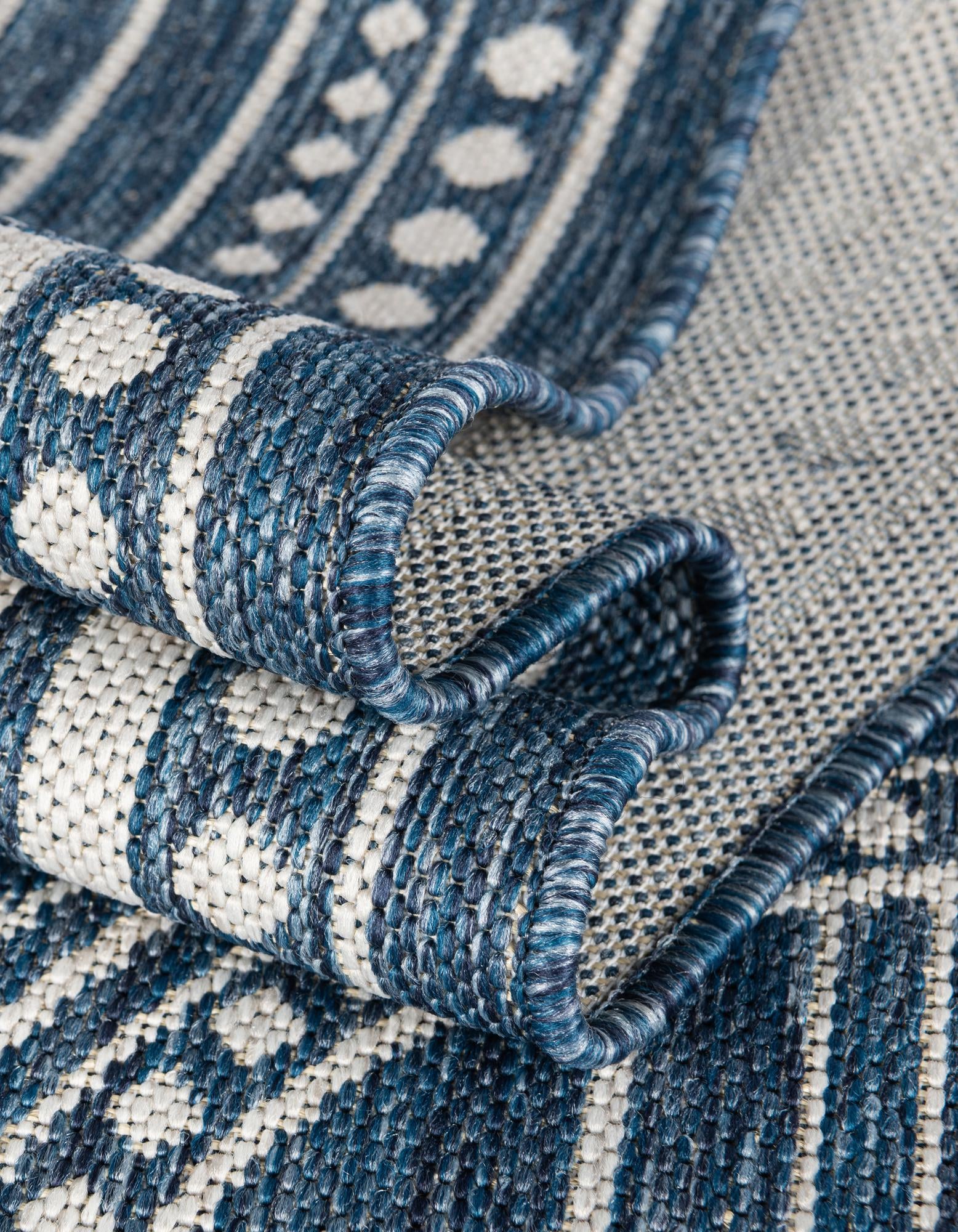 7' 10 x 7' 10 Easy-Clean Traditional Indoor / Outdoor Round Rug