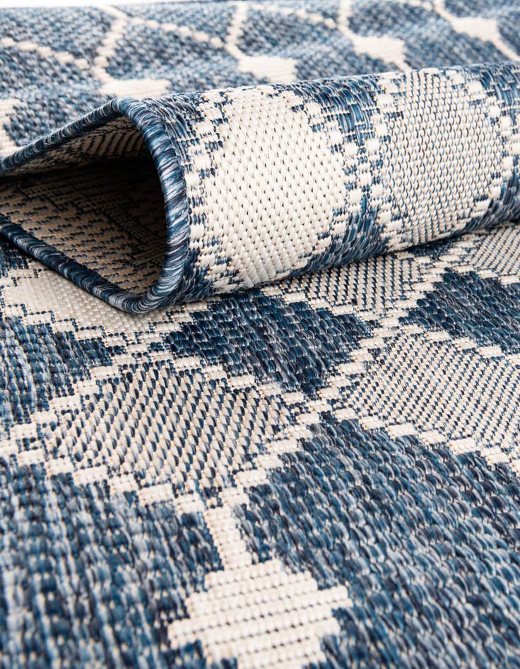 Detail image of 4' x 4' Easy-Clean Trellis Indoor / Outdoor Round Rug