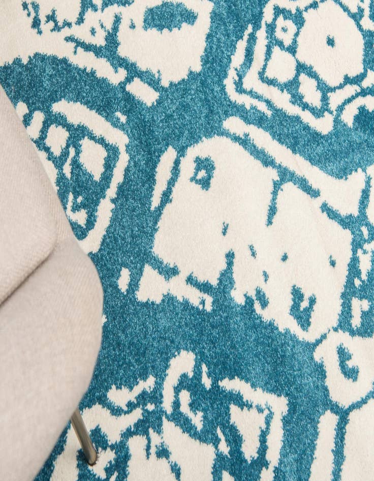 Detail image of 4' x 4' Veneto Round Rug