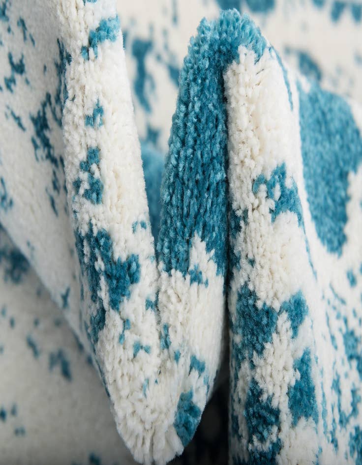 Detail image of 3' 3 x 3' 3 Venice Round Rug