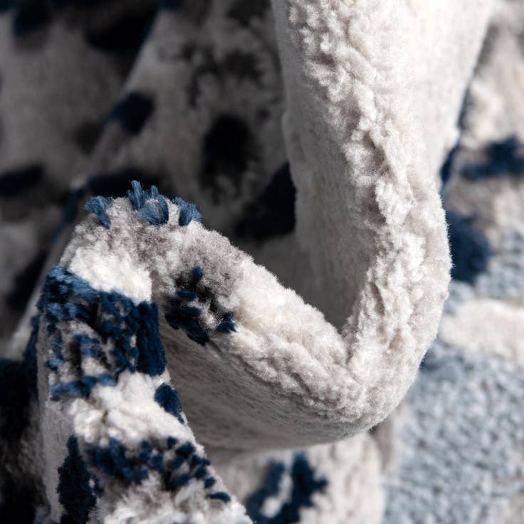 Detail image of 4' x 4' Vince Camuto Round Rug