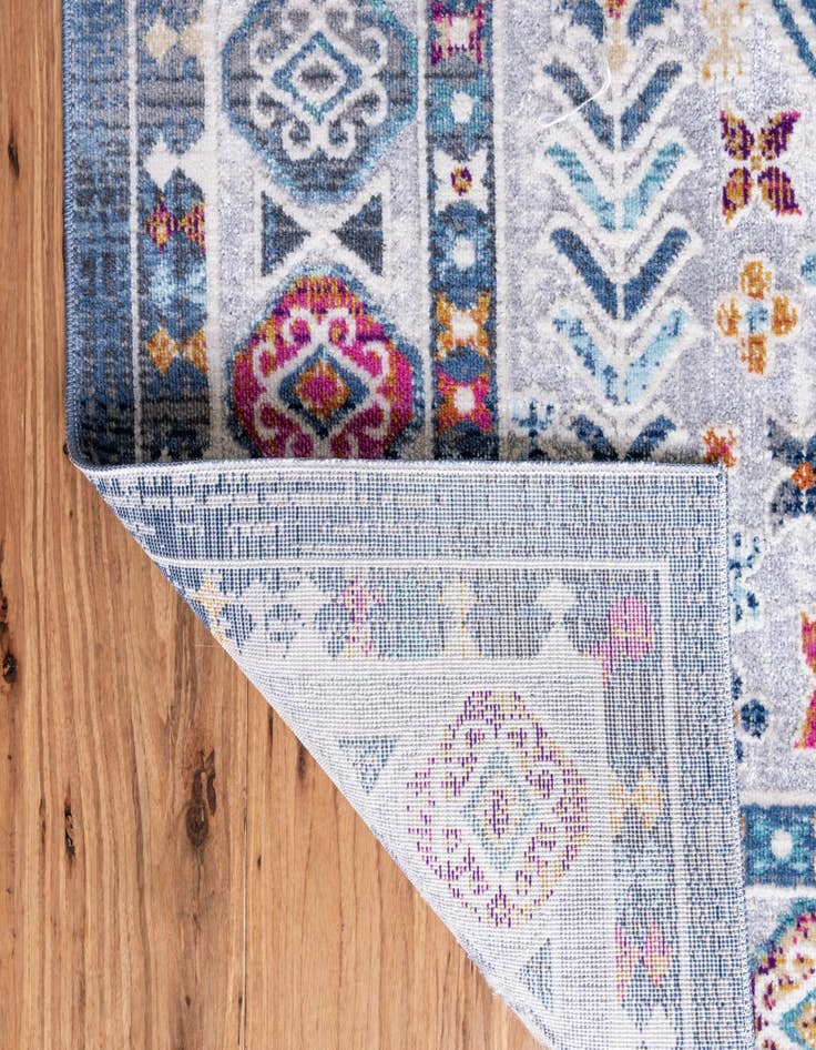Detail image of 2' 7 x 9' 10 Budapest Runner Rug