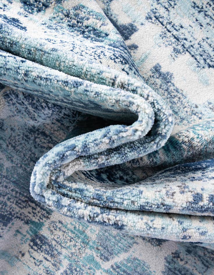 Detail image of 2' 7 x 9' 10 Budapest Runner Rug