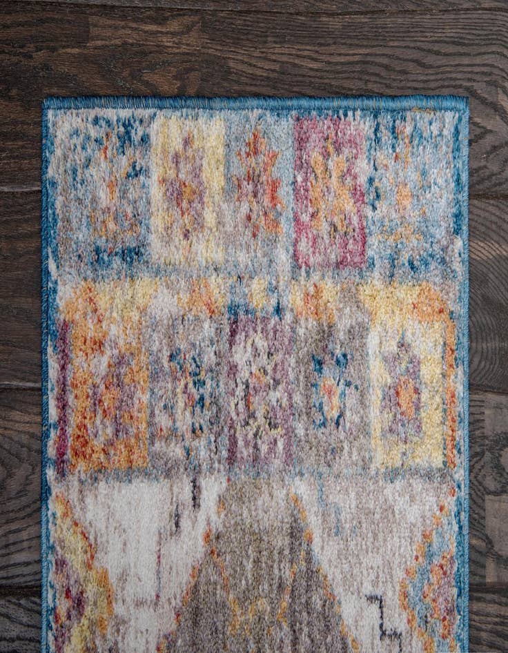 Detail image of 2' 2 x 6' Madrid Runner Rug