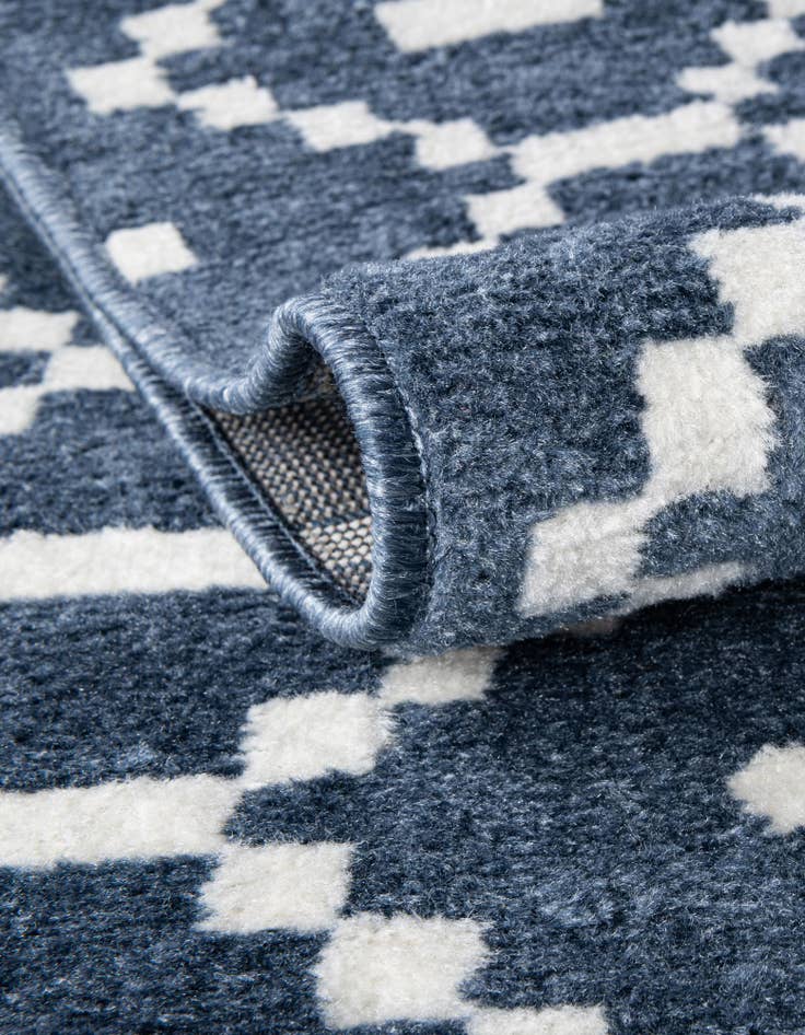 Detail image of 2' 7 x 10' Oslo Runner Rug