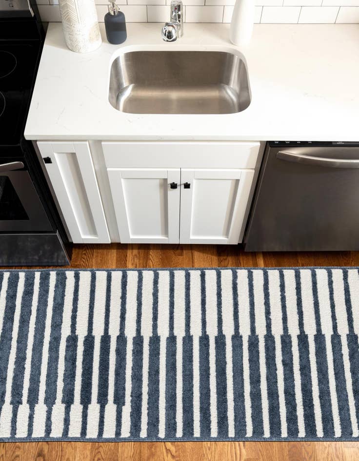 Detail image of 2' 7 x 10' Oslo Runner Rug