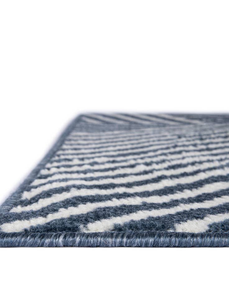 Detail image of 2' 7 x 12' Oslo Runner Rug