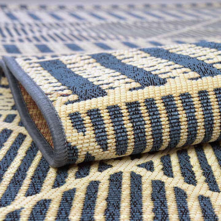 2' 7 x 5' 3 Easy-Clean Lattice Indoor / Outdoor Runner Rug