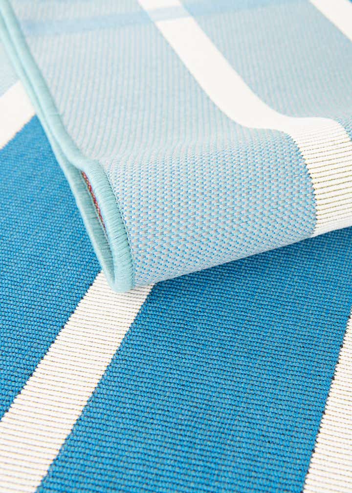 2' 7 x 10' Easy-Clean Striped Indoor / Outdoor Runner Rug