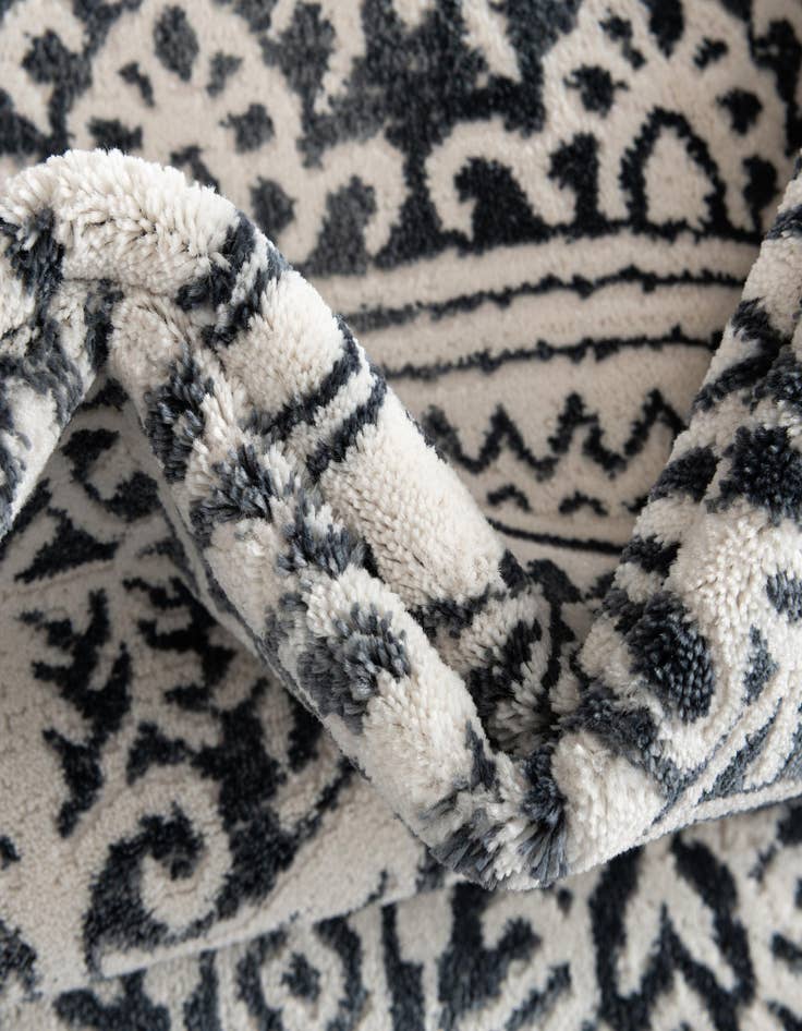 Detail image of Jill Zarin 2' 2 x 6' Uptown Cloisters Runner Rug