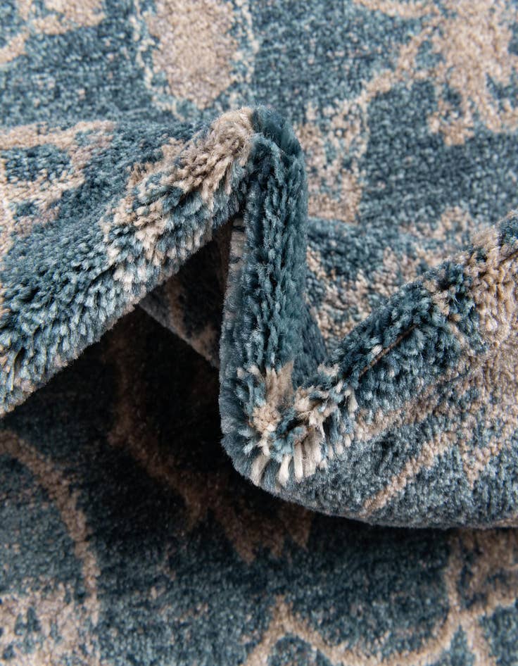 Detail image of 2' x 7' 10 Viola Runner Rug