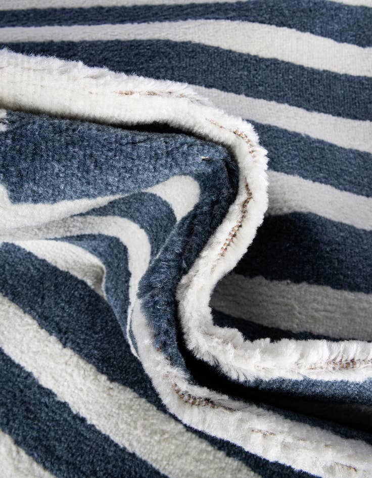 Detail image of 7' 10 x 7' 10 Oslo Square Rug