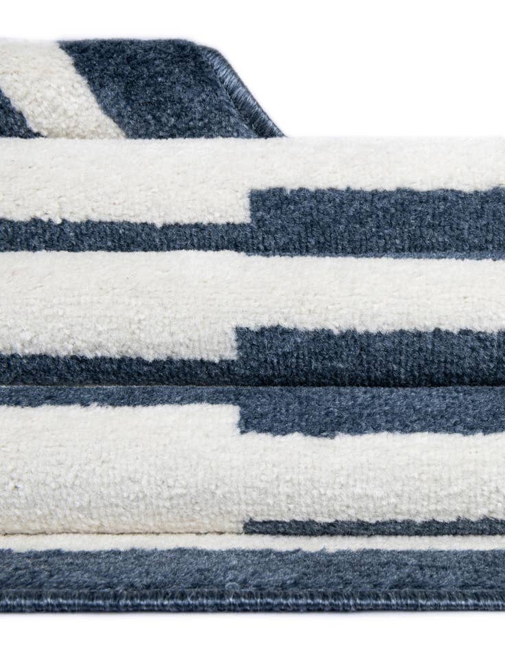 Detail image of 7' 10 x 7' 10 Oslo Square Rug