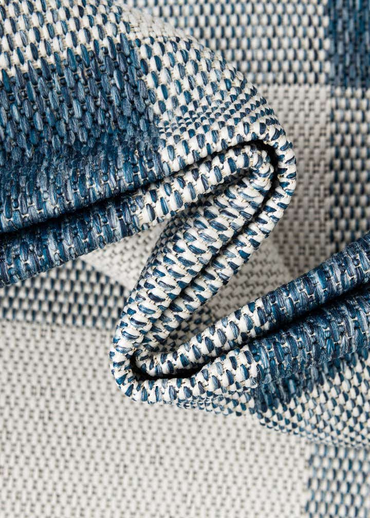 7' 10 x 7' 10 Easy-Clean Checkered Indoor / Outdoor Square Rug