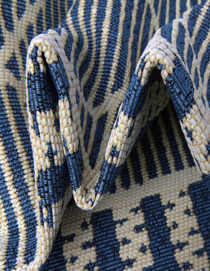 Detail image of 6' x 6' Washable Lattice Indoor / Outdoor Square Rug