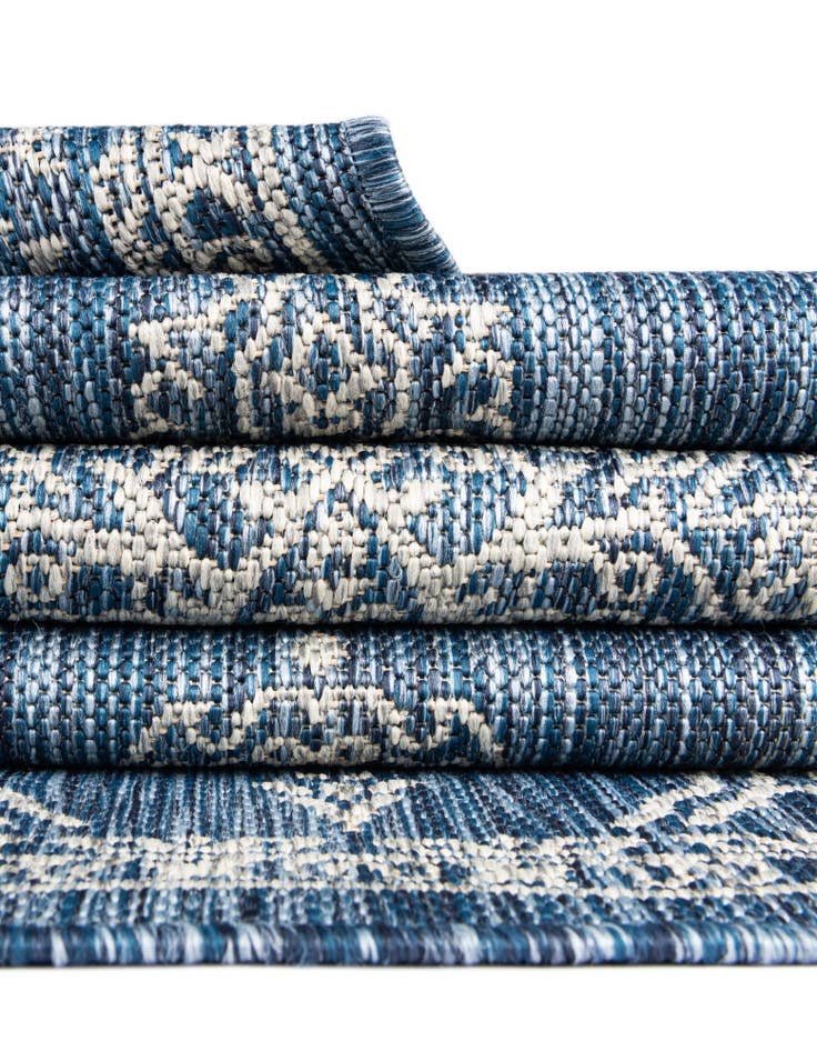 Detail image of 7' 10 x 7' 10  Washable Traditional Indoor / Outdoor Square Rug