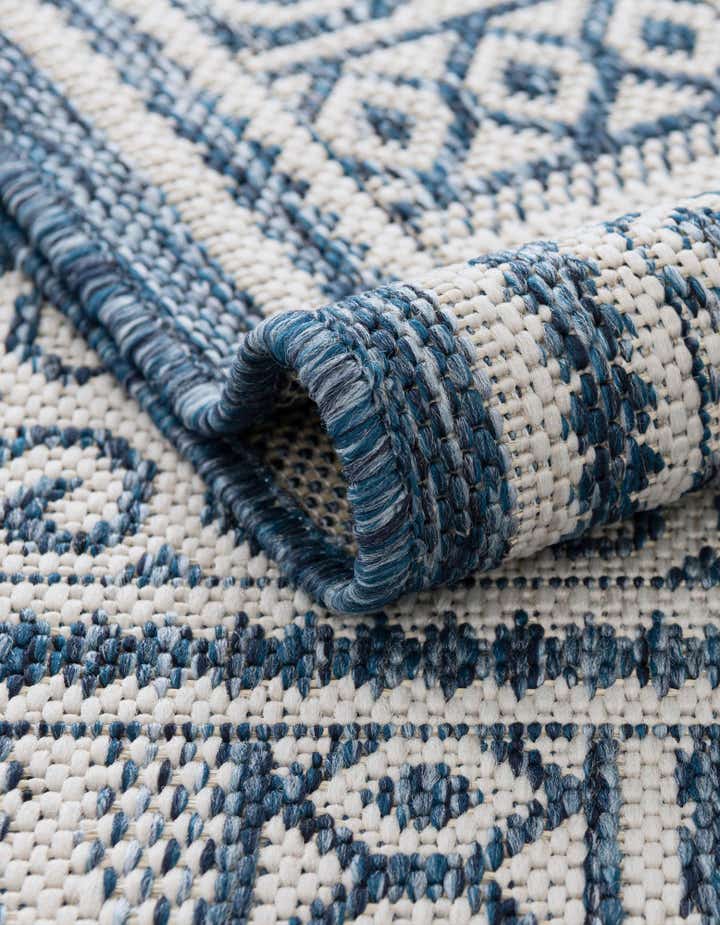 7' 10 x 7' 10 Easy-Clean Traditional Indoor / Outdoor Square Rug