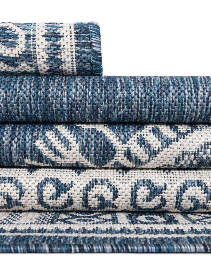 7' 10 x 7' 10 Easy-Clean Traditional Indoor / Outdoor Square Rug