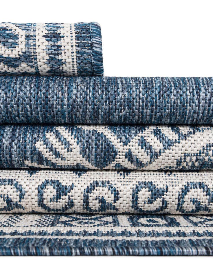Detail image of 7' 10 x 7' 10 Easy-Clean Traditional Indoor / Outdoor Square Rug