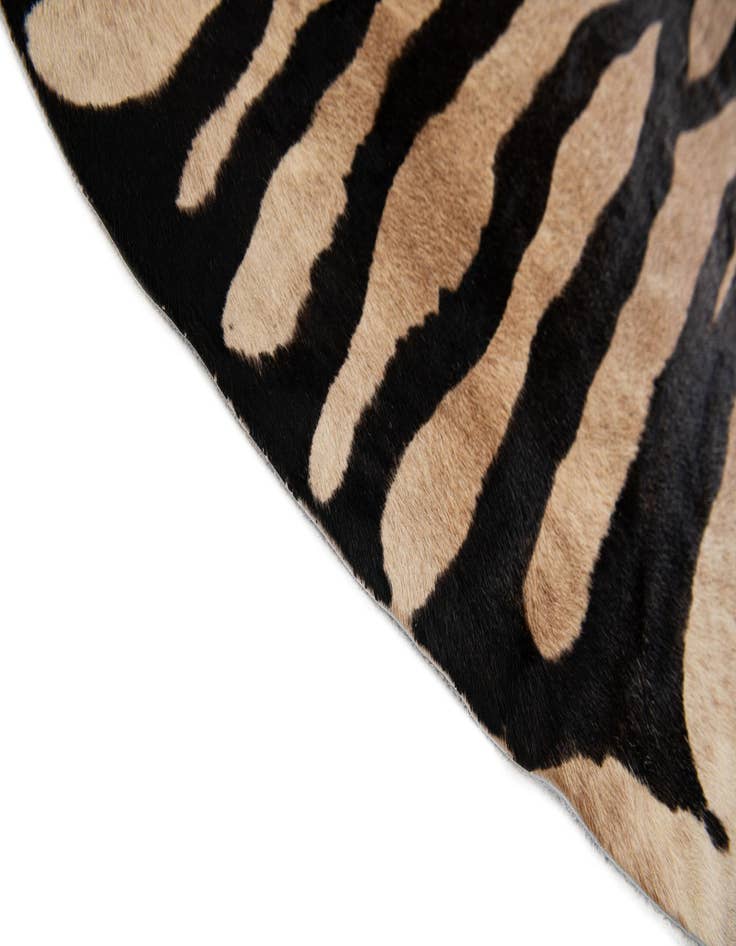 Detail image of 6' x 6' 6 Cowhide Leather Freeform Rug