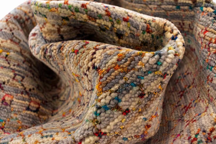 Detail image of 6' 8 x 9' 11 Agra Wool Rug