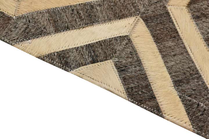 5' x 7' 8 Cowhide Rug
