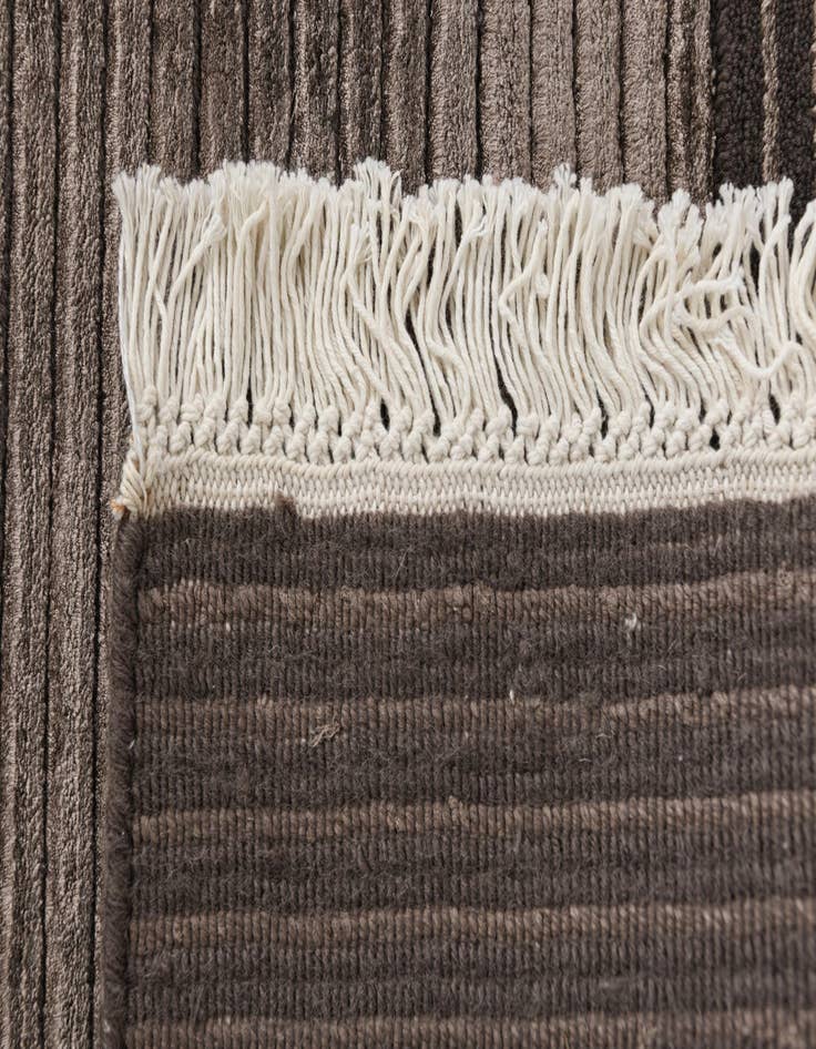 Detail image of 6' 6 x 9' 10  Hand Knotted Darya Wool Rug