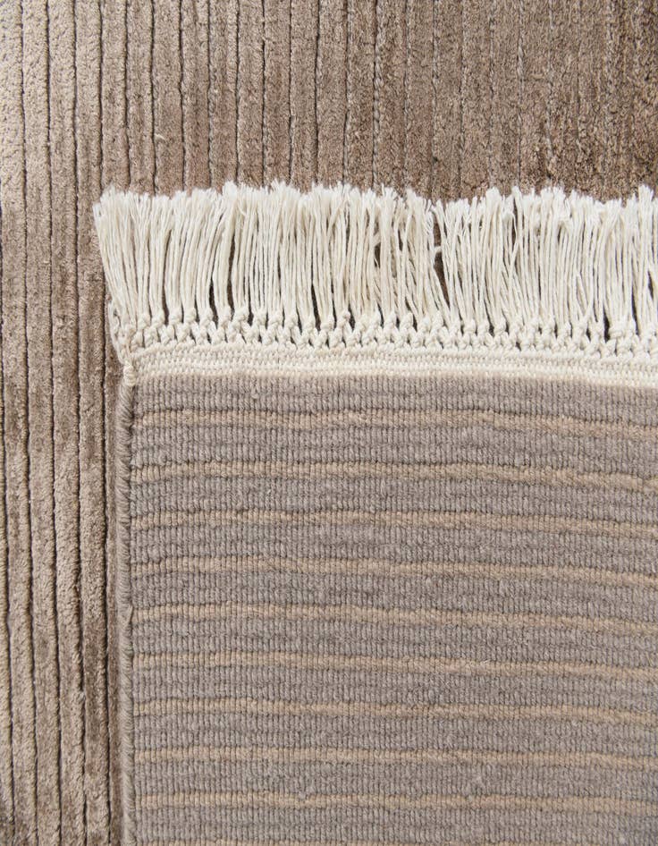 Detail image of 6' 7 x 9' 10  Hand Knotted Darya Wool Rug