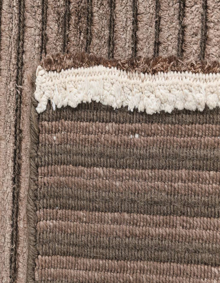 Detail image of 3' 11 x 5' 10 Darya Rug