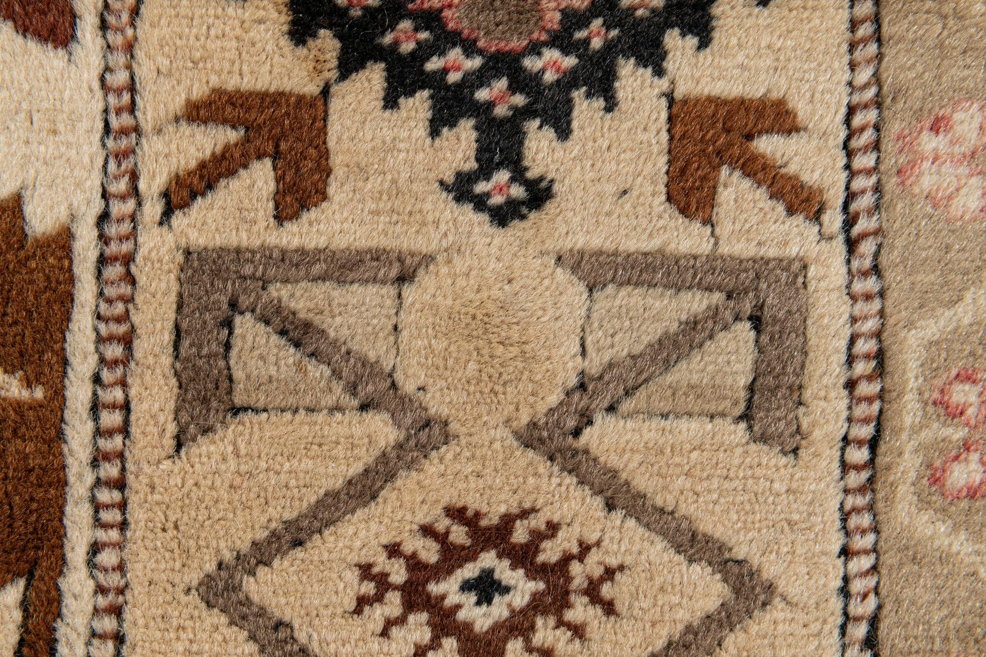3' 5 x 6' 8 Hand Knotted Fars Wool Rug