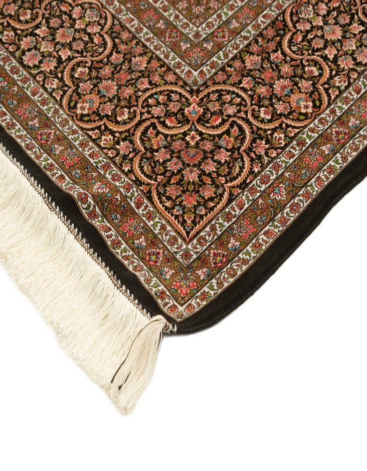 Detail image of 6' 5 x 9' 11 Ghom Design Rug
