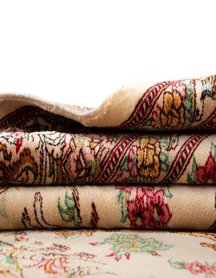 Detail image of 4' 4 x 6' 5 Ghom Rug