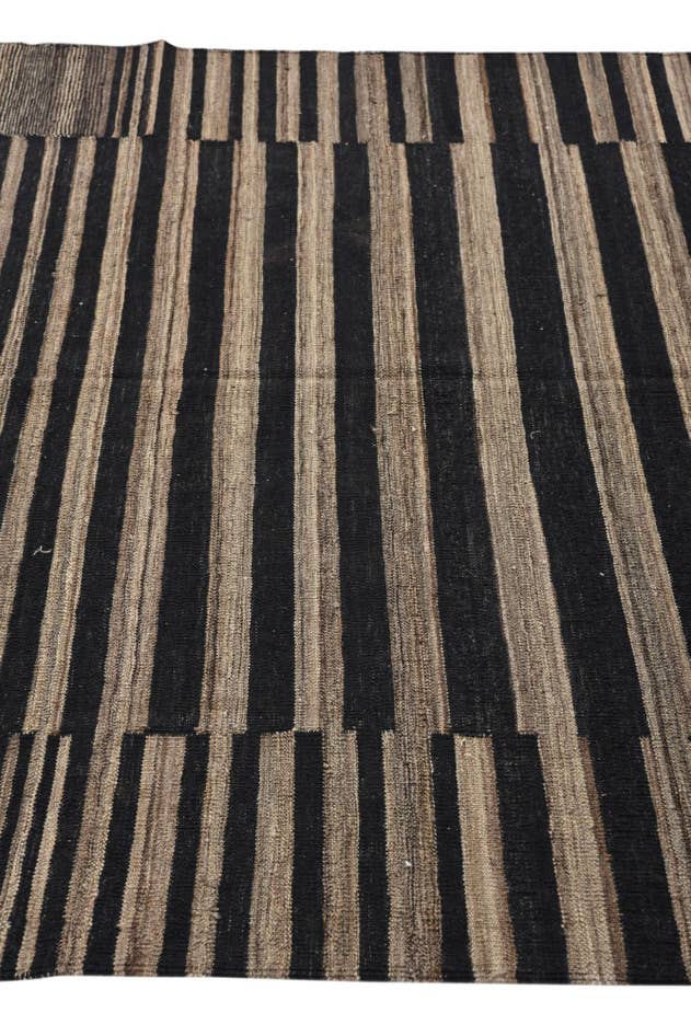 Detail image of 6' x 7' 7 Hand Woven Kilim Modern Wool Rug
