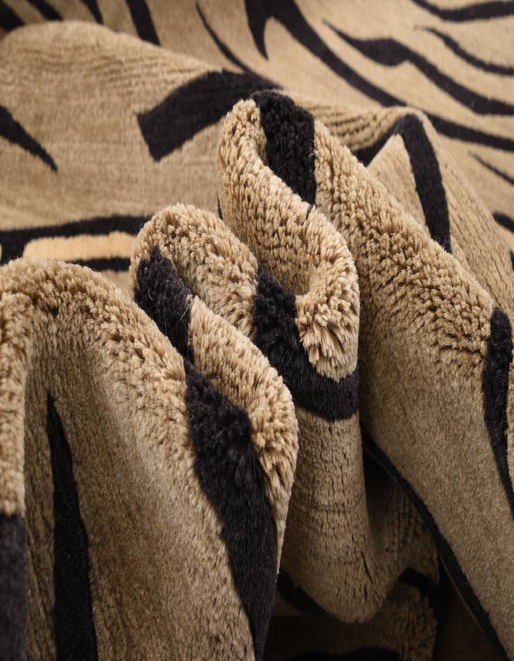 Detail image of 8' 2 x 9' 10  Hand Knotted Modern Roots Rug