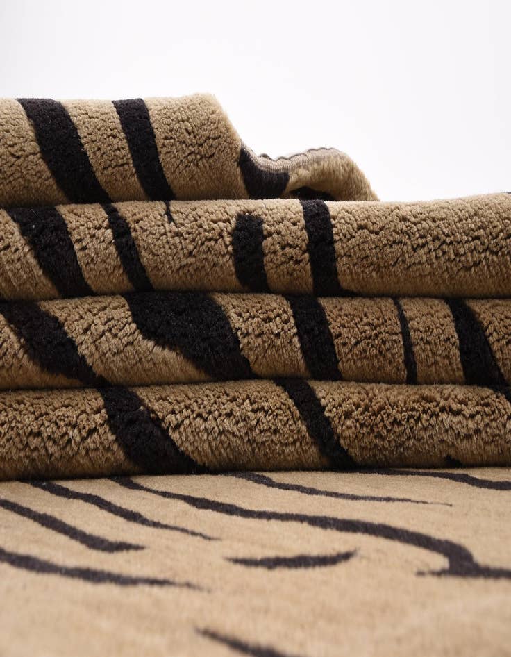 Detail image of 8' 2 x 9' 10  Hand Knotted Modern Roots Rug