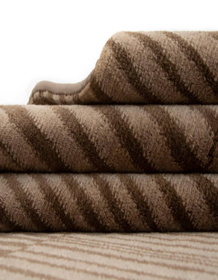 Detail image of 7' 7 x 9' 11  Hand Knotted Nemoh Wool Rug