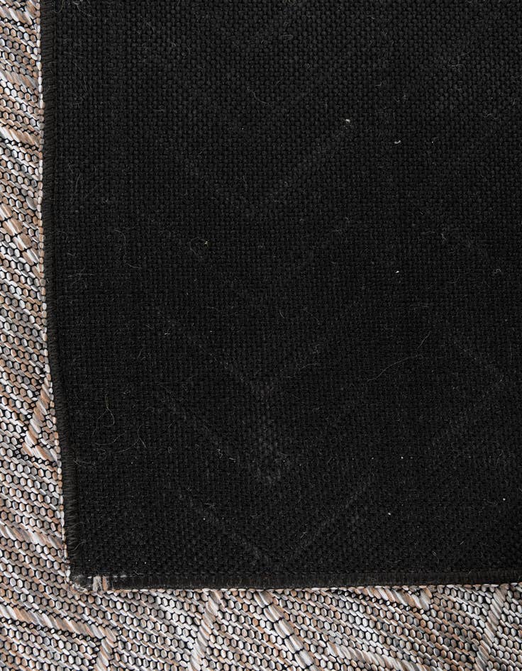 Detail image of 5' 3 x 8' Easy-Clean Modern Indoor / Outdoor Rug