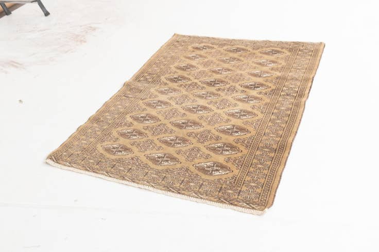 Detail image of 4' 2 x 5' 11 Pakistan Rug